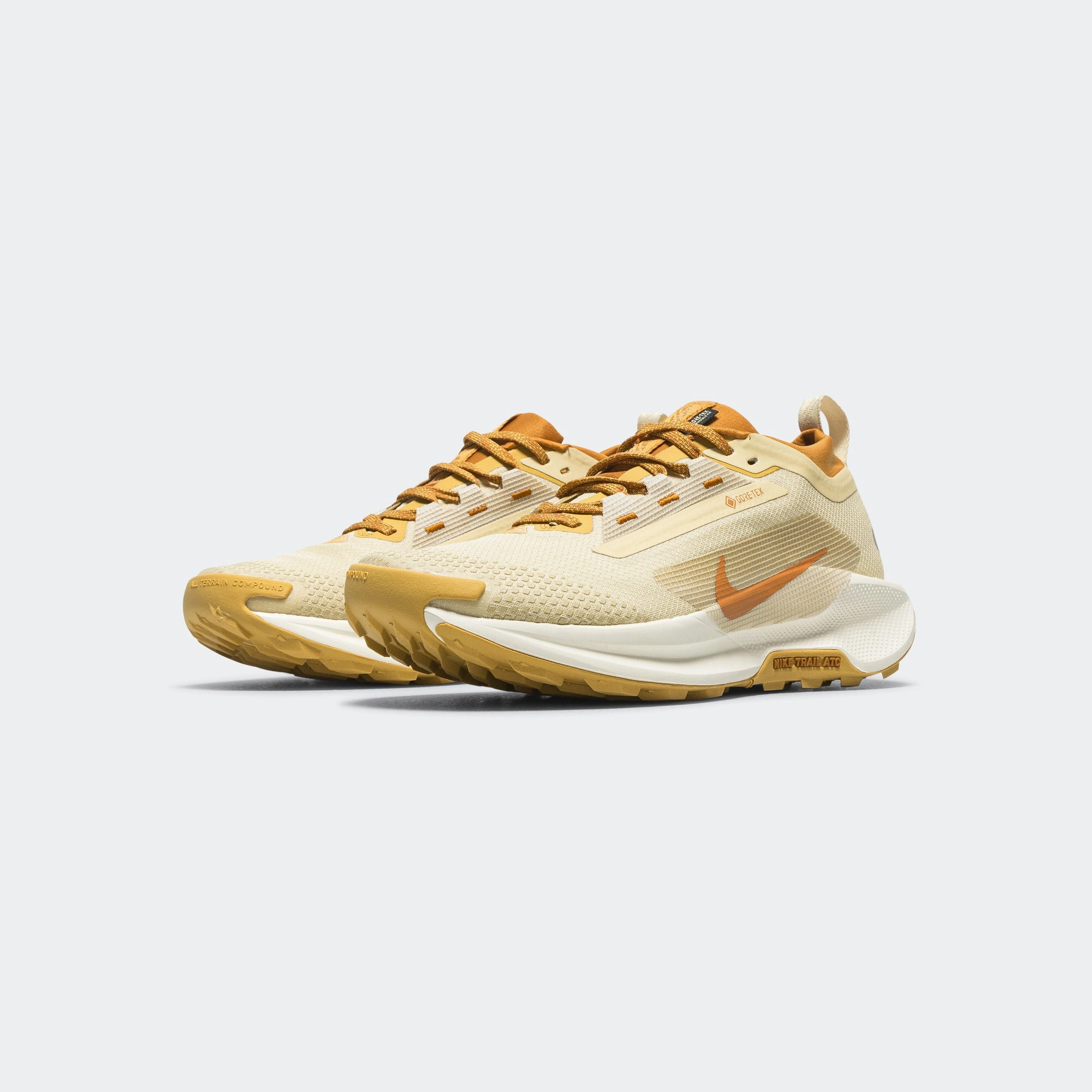 React Pegasus Trail 5 GTX - Team Gold/Desert Ochre-Wheat Gold