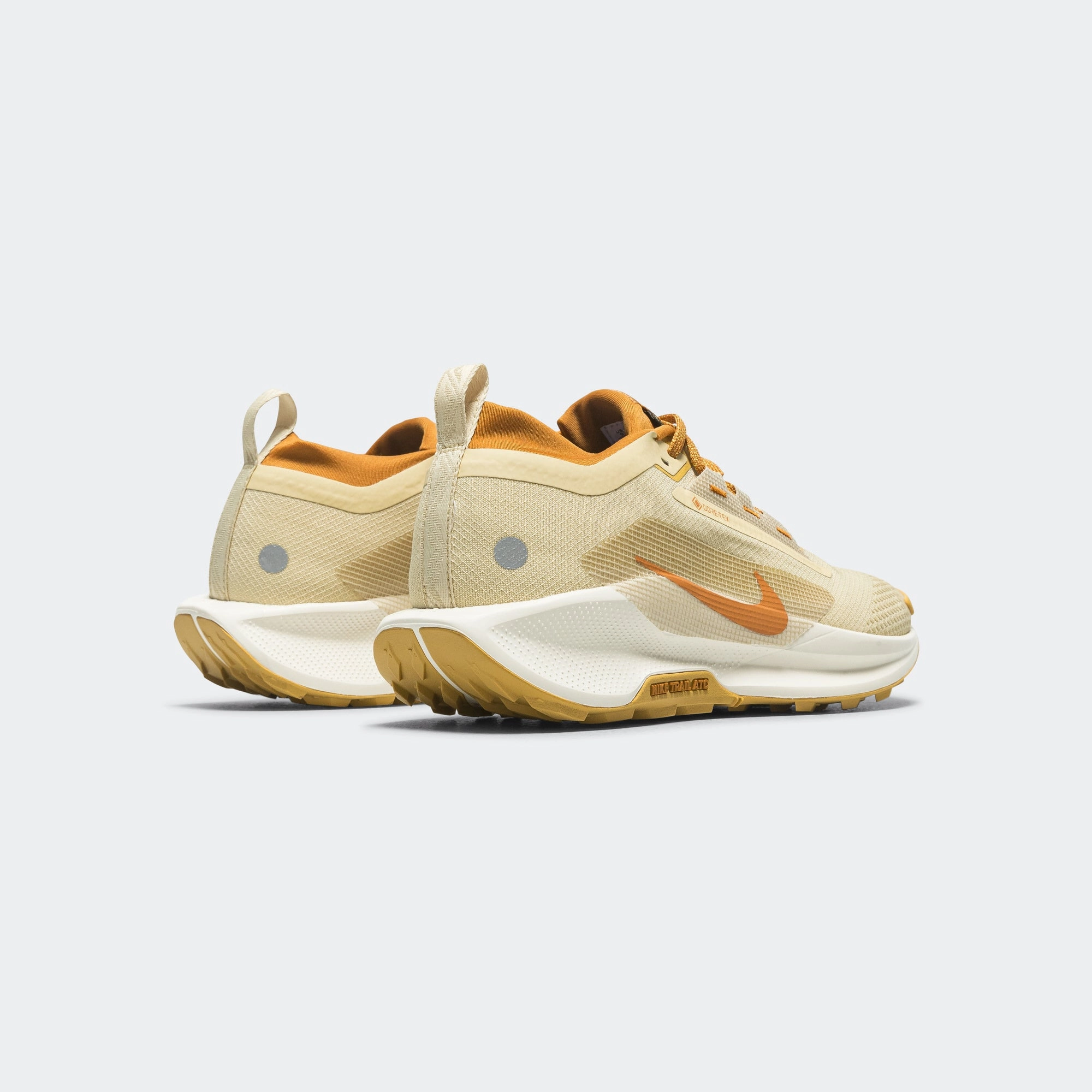 React Pegasus Trail 5 GTX - Team Gold/Desert Ochre-Wheat Gold