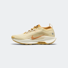 React Pegasus Trail 5 GTX - Team Gold/Desert Ochre-Wheat Gold
